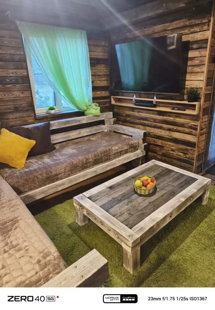 Частный дом в лесу у реки