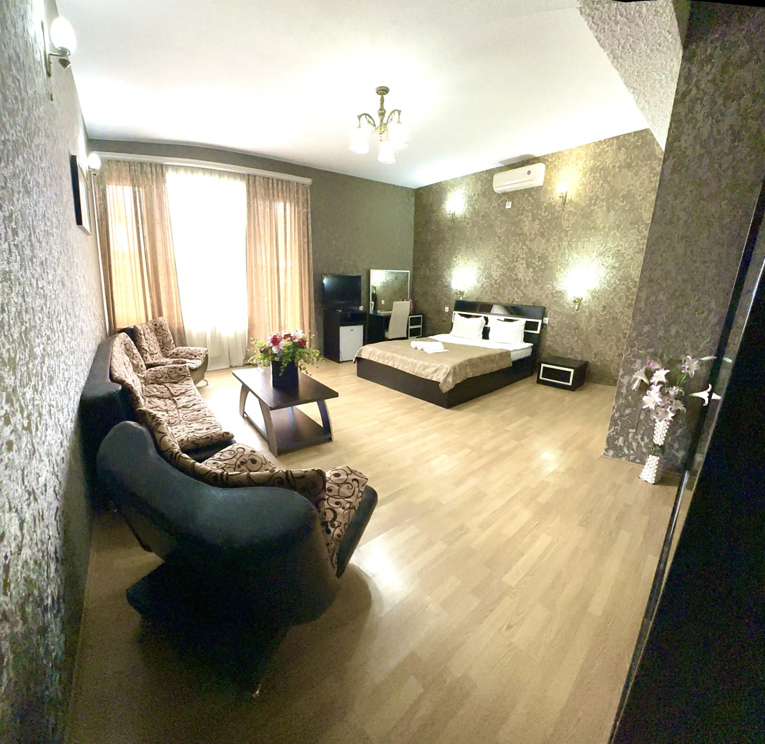 Отель Qeroli old town