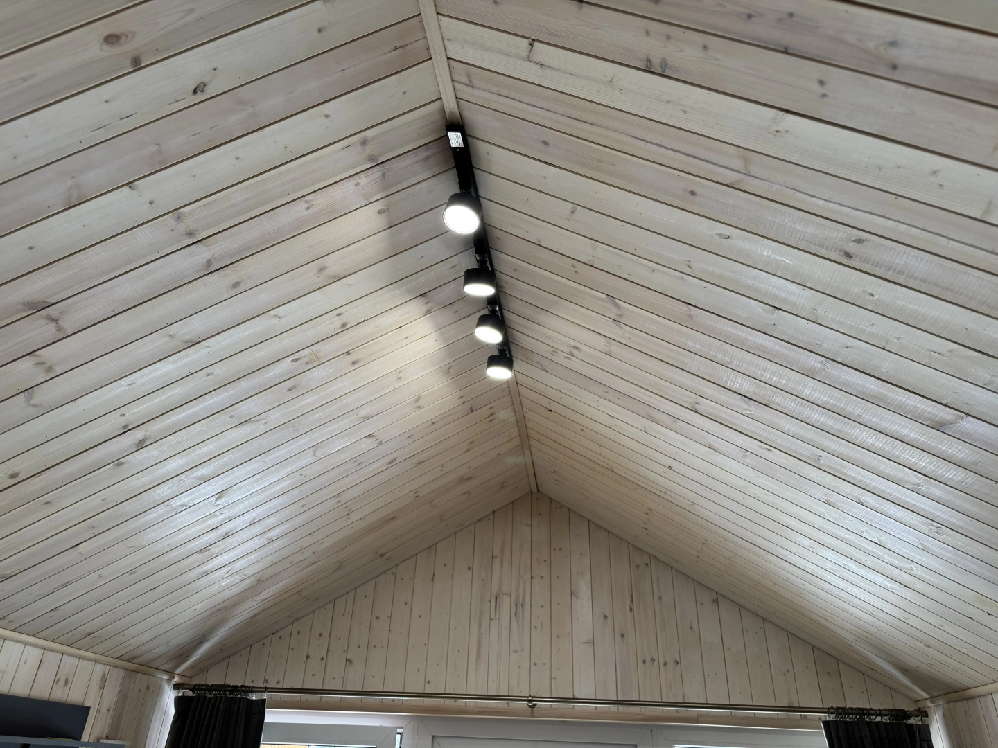 Частный дом в дизайнерском стиле с видом на лес, горы