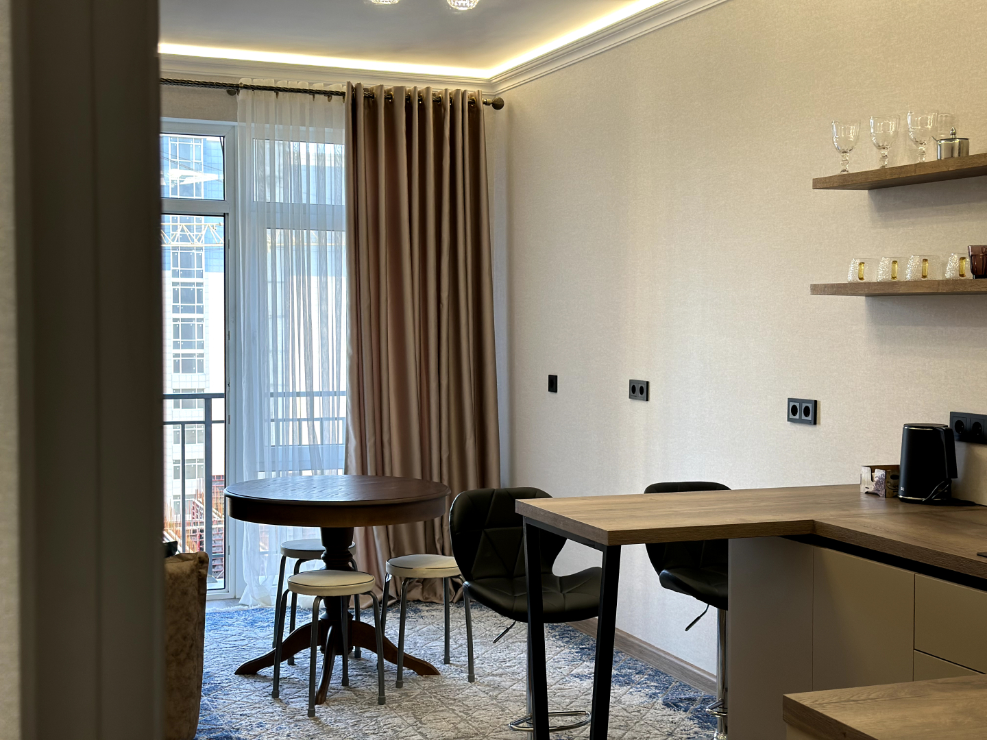 Апартаменты "Эленика" Двухкомнатая квартира в Махачкале с видом на озеро и мечеть