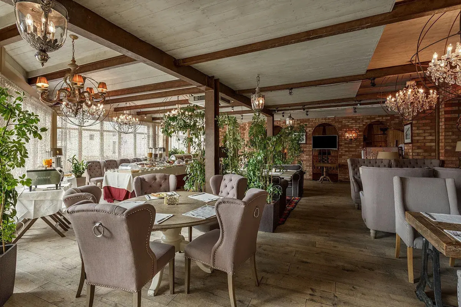 Отель Амбассадори