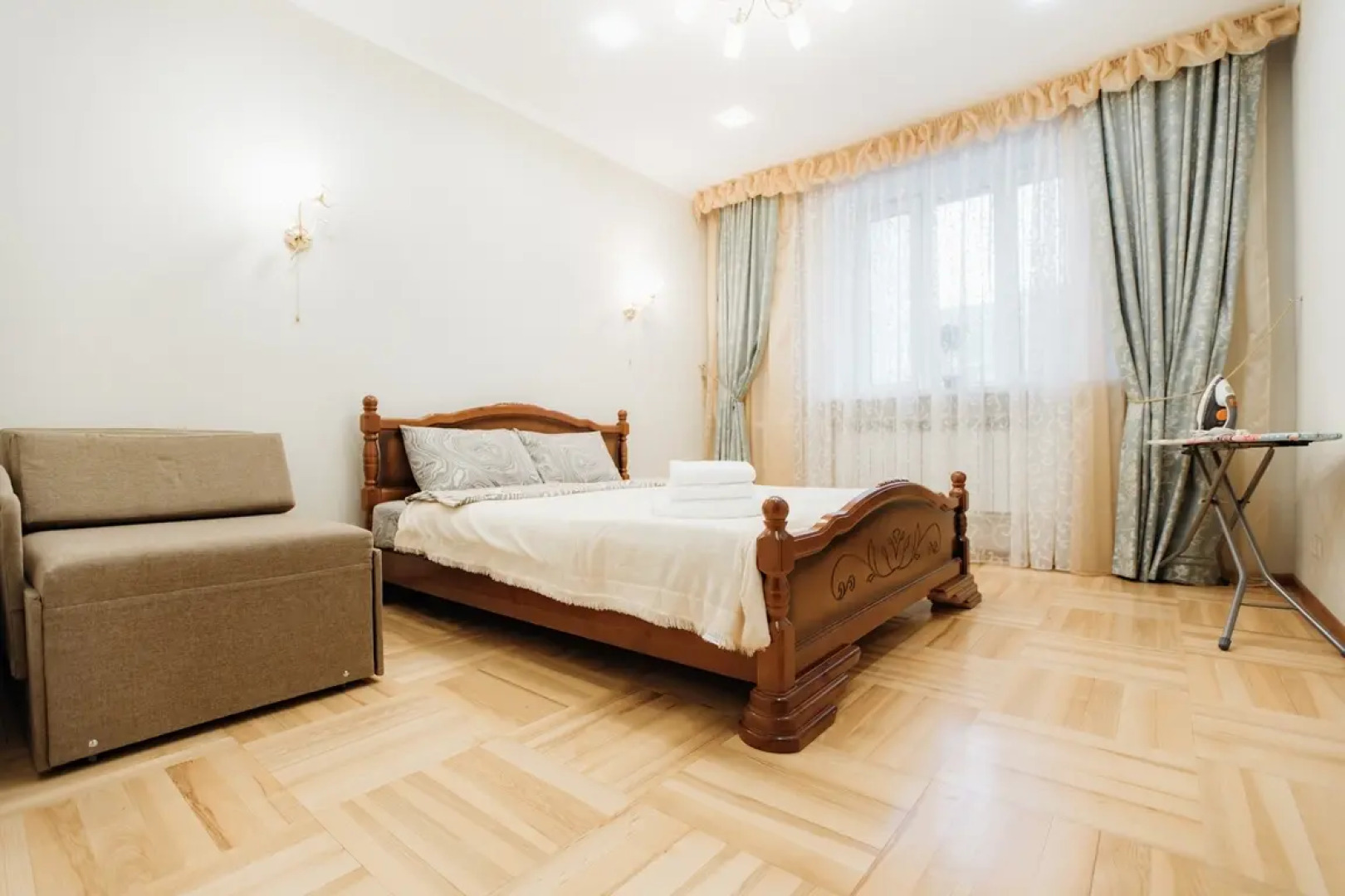 Трехкомнатные апартаменты возле Музея Космонавтики в Новом доме с Панорамными окнами 1/16