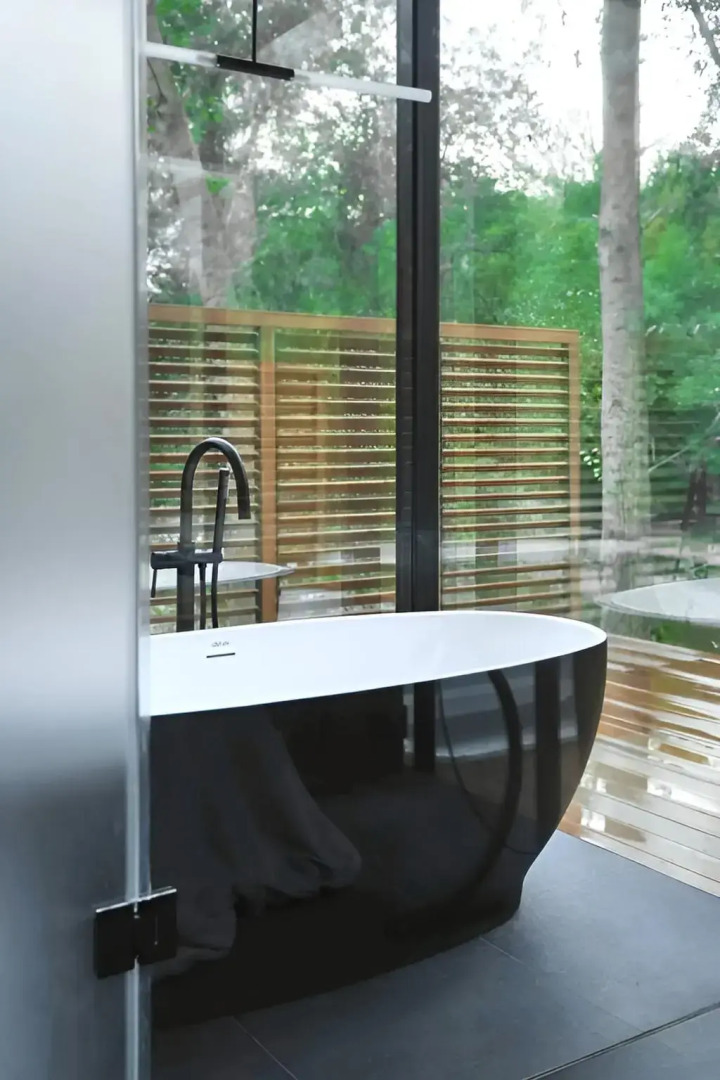 Частный Дом на Берегу Реки с Авторским Дизайном