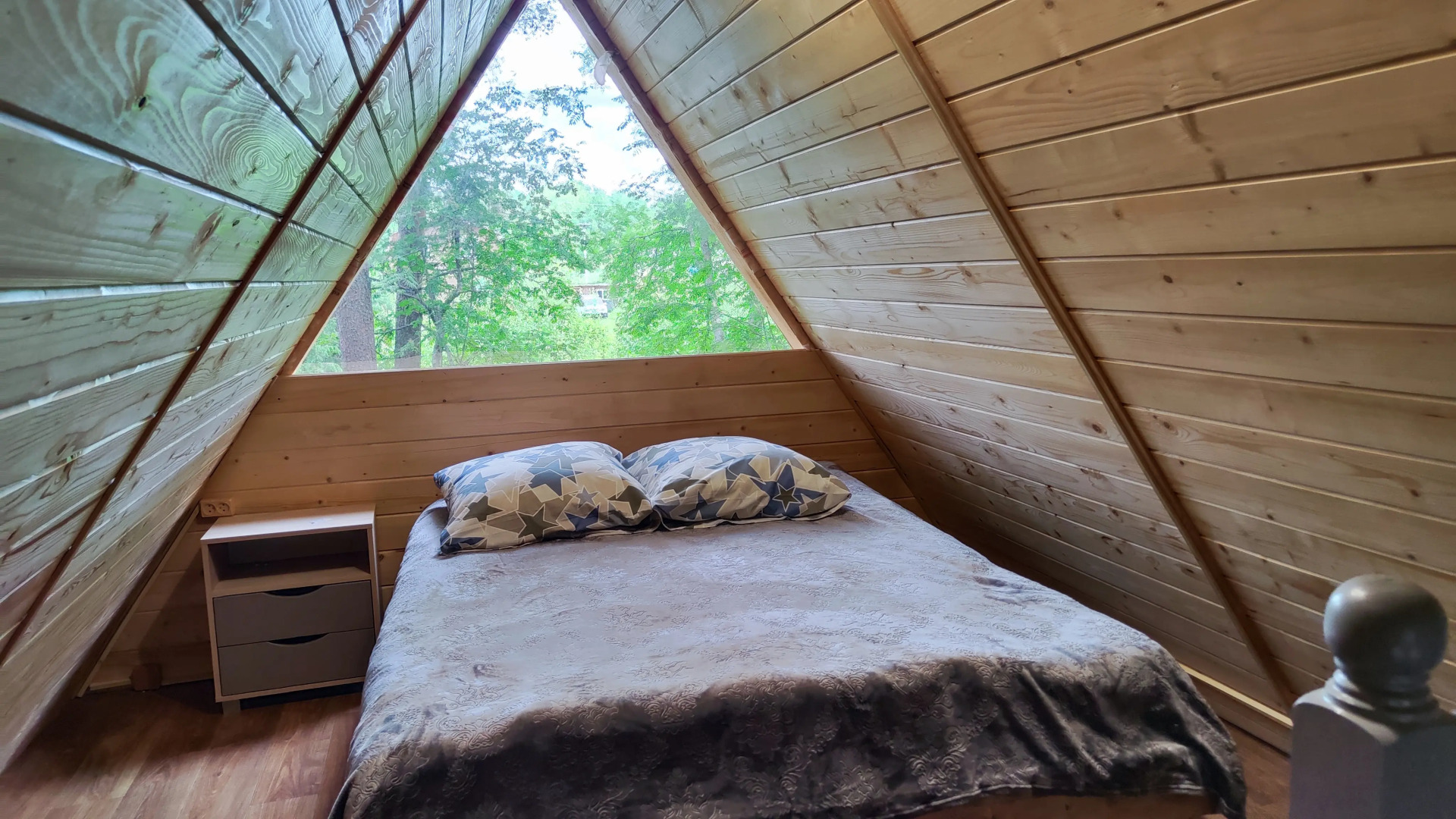 Частный дом Новый 6 местный дом у озера с банным чаном и баней.