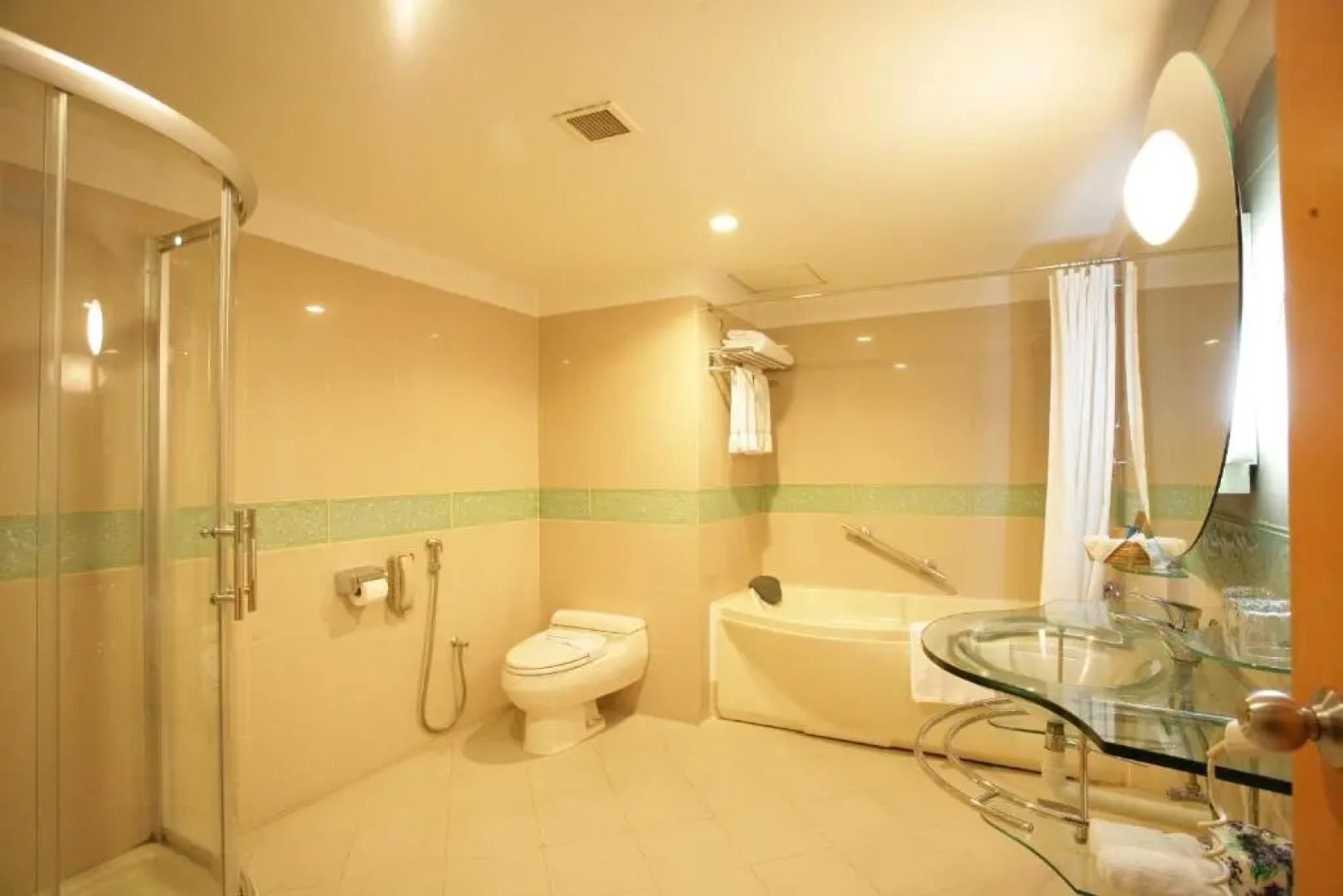 Lakeshore Hotel & Apartments