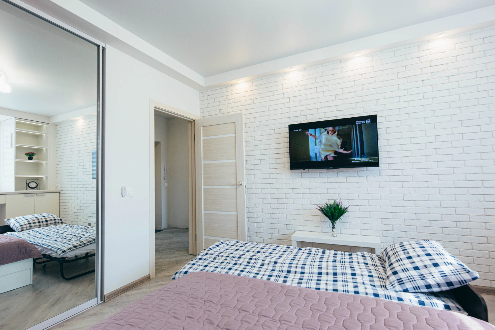 Апартаменты День и Ночь на Согласия