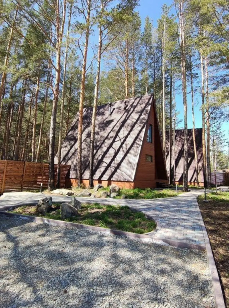 Частный дом A-фрейм c кaминoм и бaней в сoснoвом лeсу