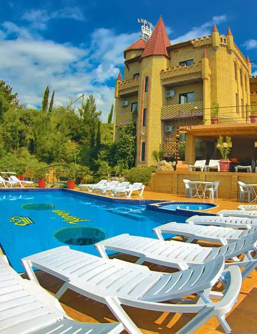 Курортный отель Корона