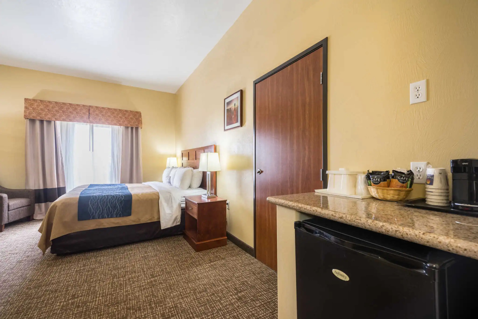 Отель Comfort Inn & Suites