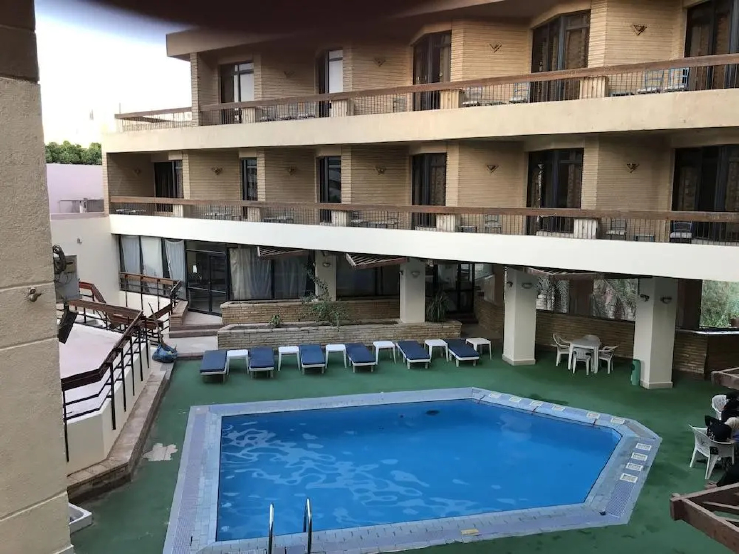 Отель Gaddis Hotel, Suites and Apartments