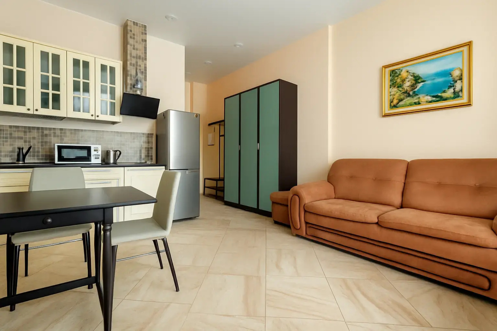 Квартира для 4х гостей в минуте от моря с оборудованной кухонной зоной и просторным душем