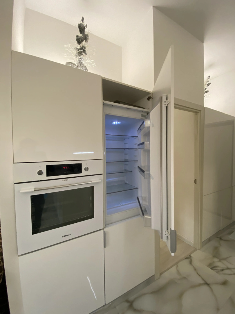 Апартаменты в современном стиле с камином