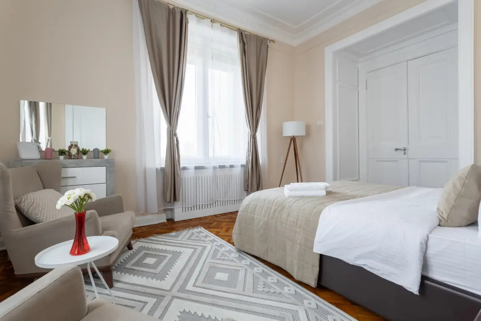 Апартаменты Улучшенные с Двумя Спальнями и Балконом