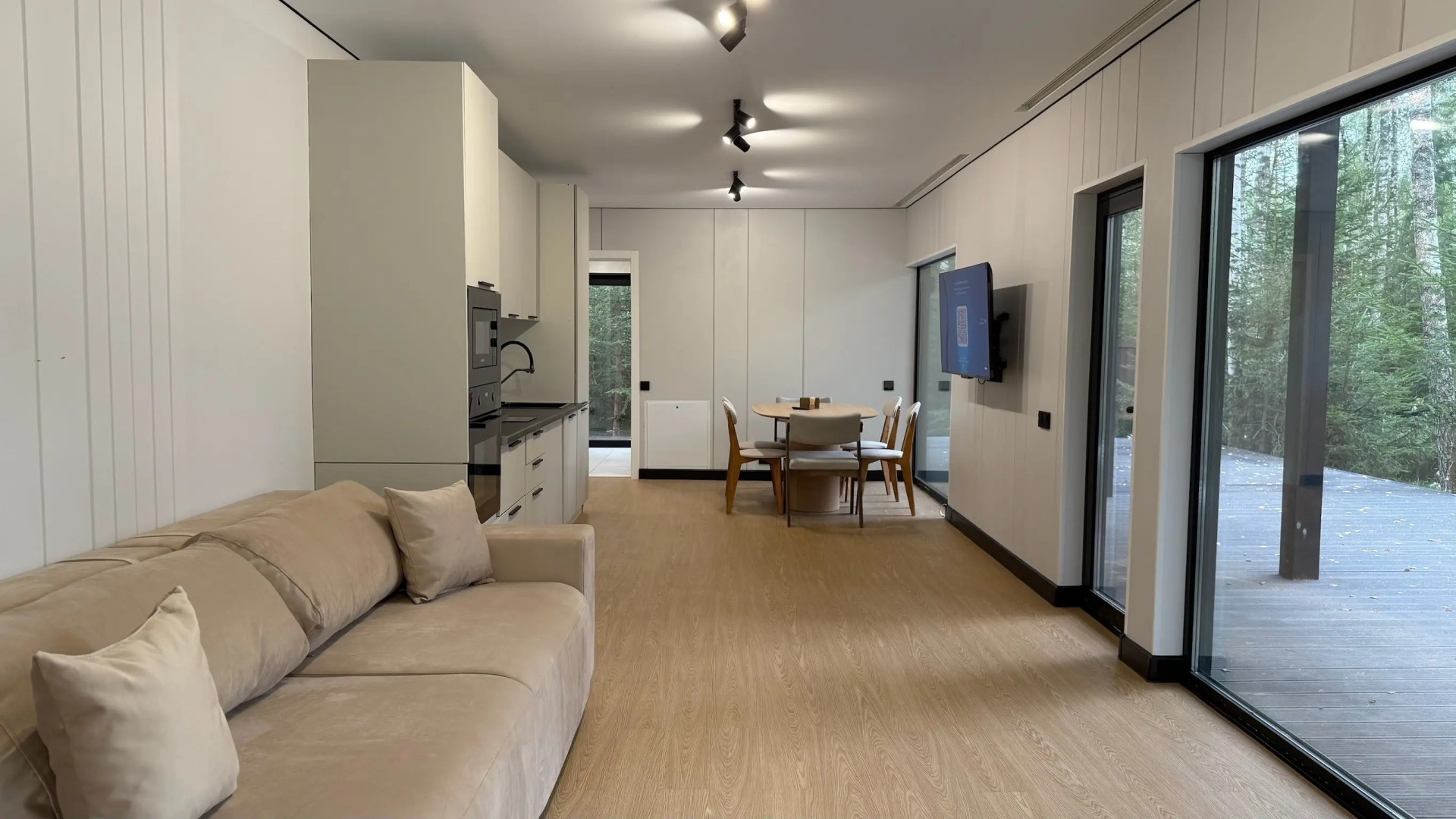 Частный дом в окружении леса с сауной