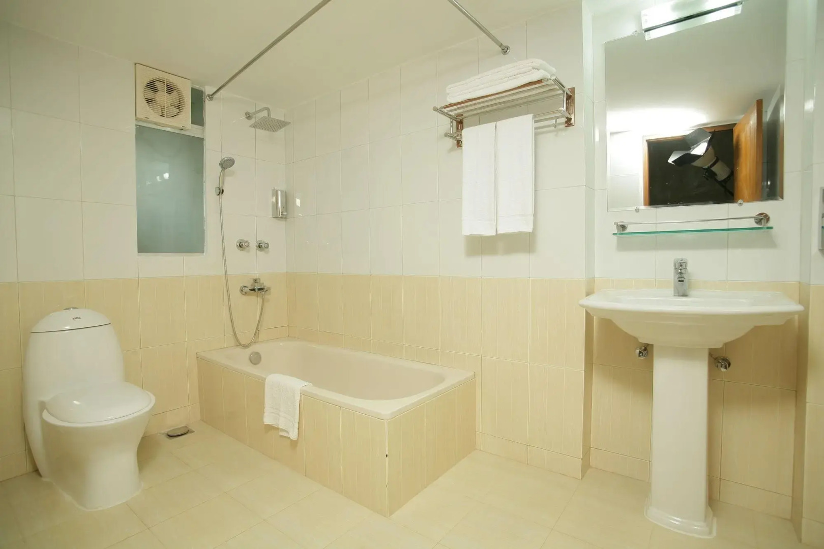 Отель Richmond Hotel & Suites