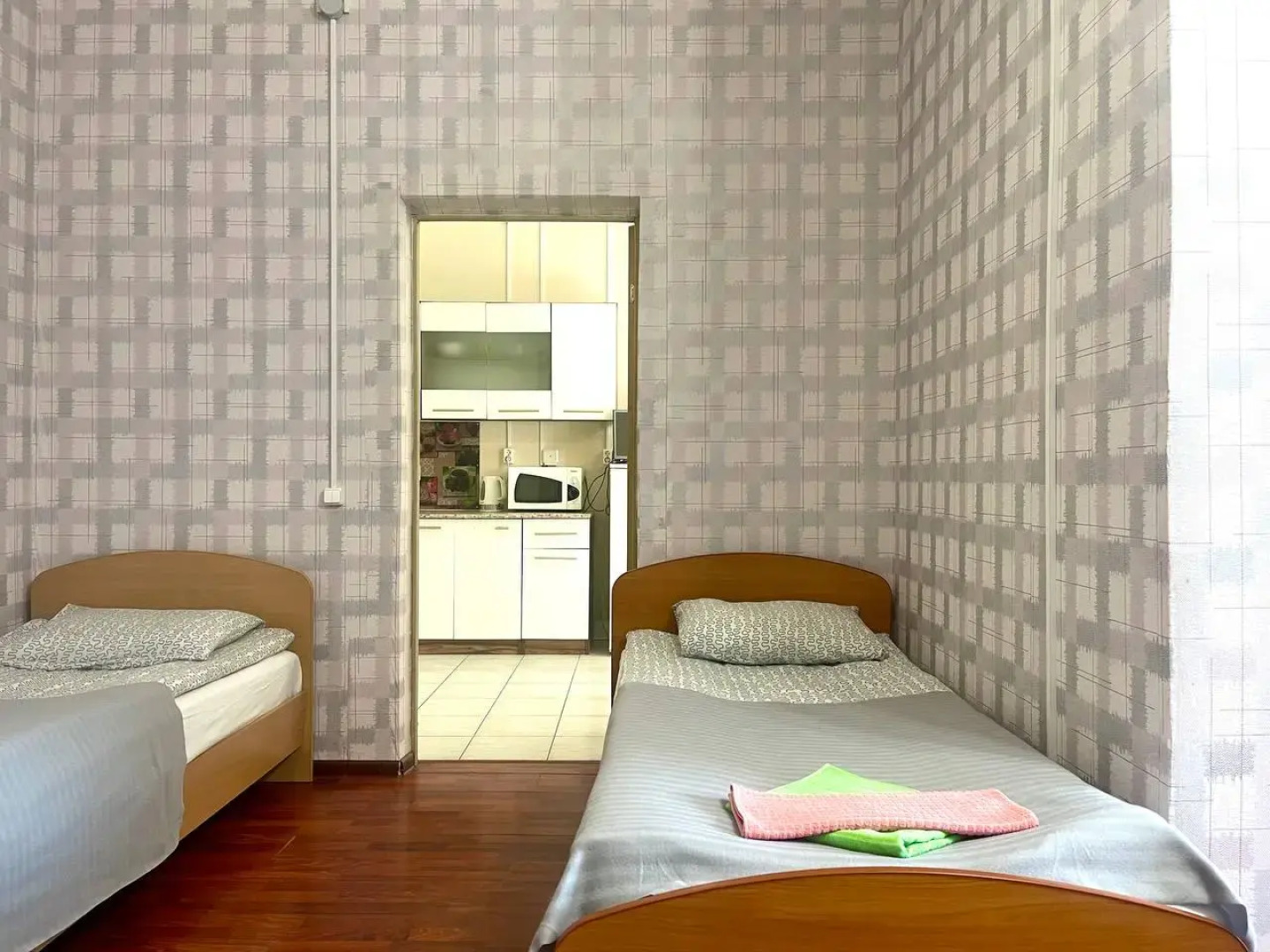 Апартаменты с кухней-гостиной и отдельной спальней (4 односпальные кровати, можно сдвинуть в двуспальные)