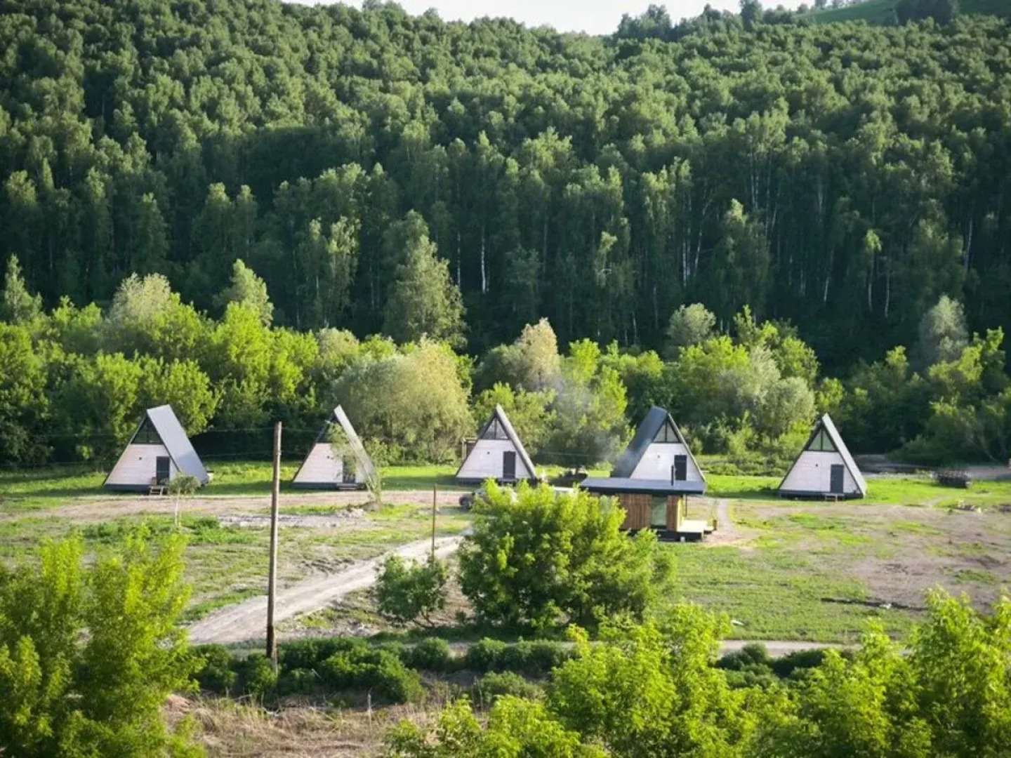 Шале двухэтажный А-фрейм с панорамным остеклением и террасой