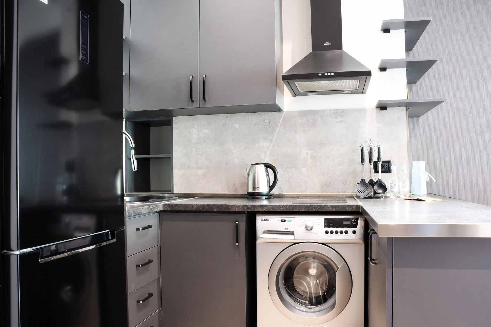 Апартаменты Newly Renovated Condo, Steps to Republic Square