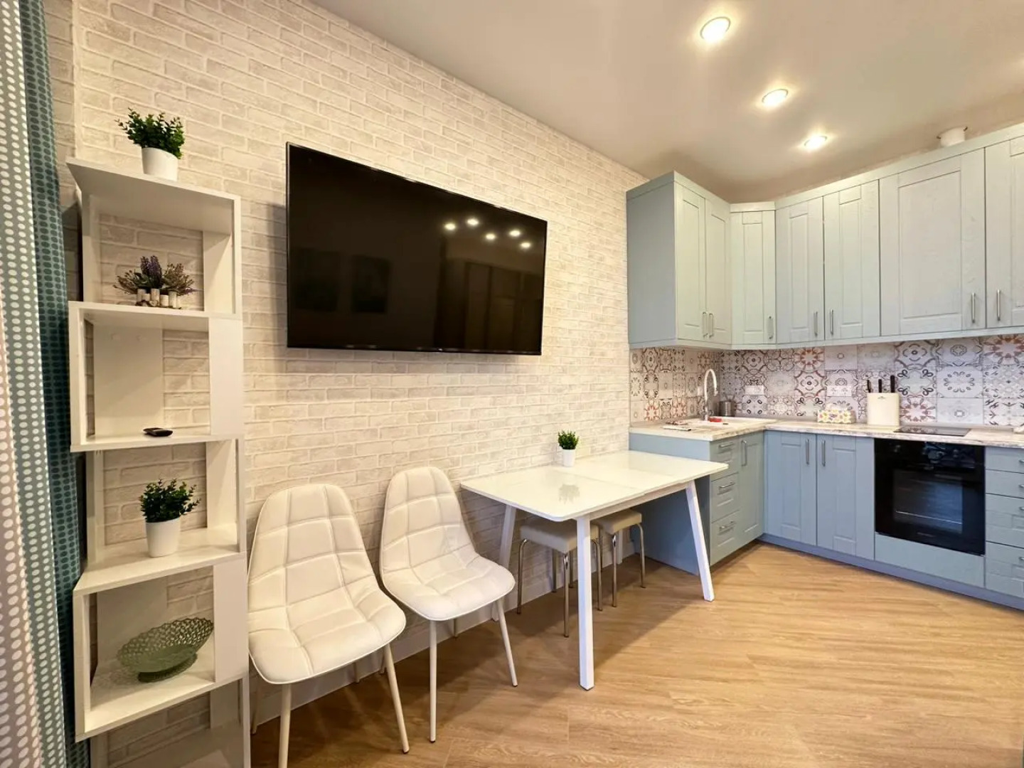 Море квартир уютная студия с панорамными окнами в центре Адлера 7