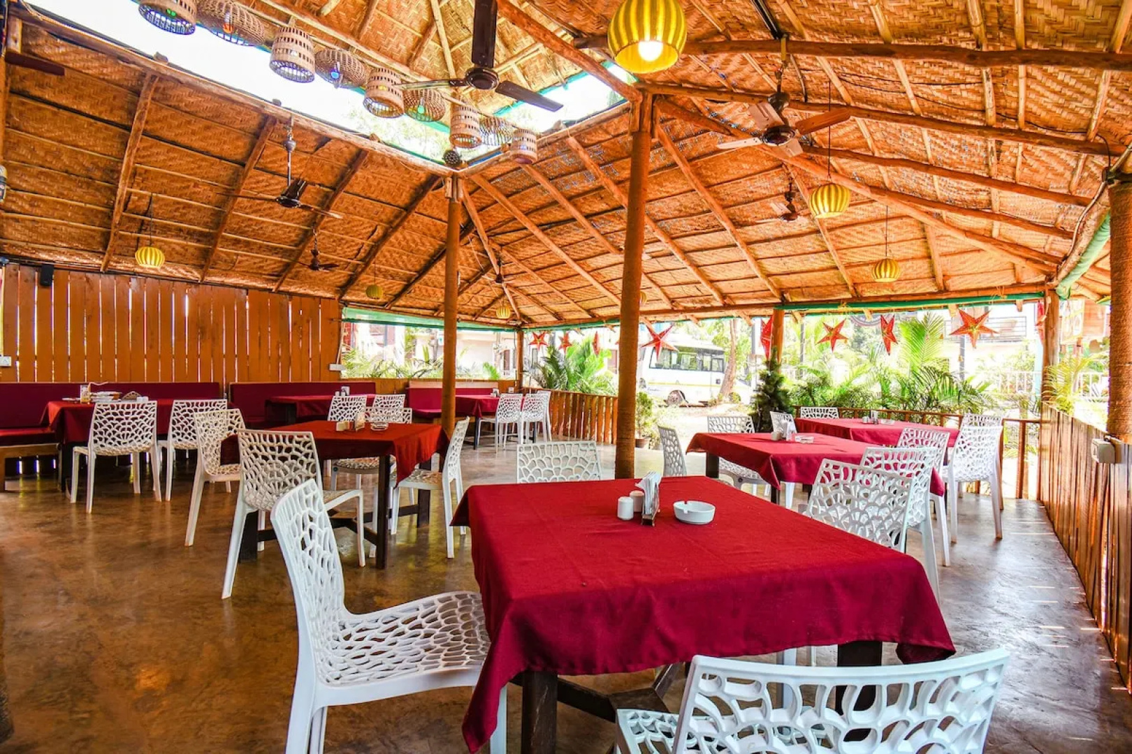 Hotel YogiTree beach Resort & Cafe