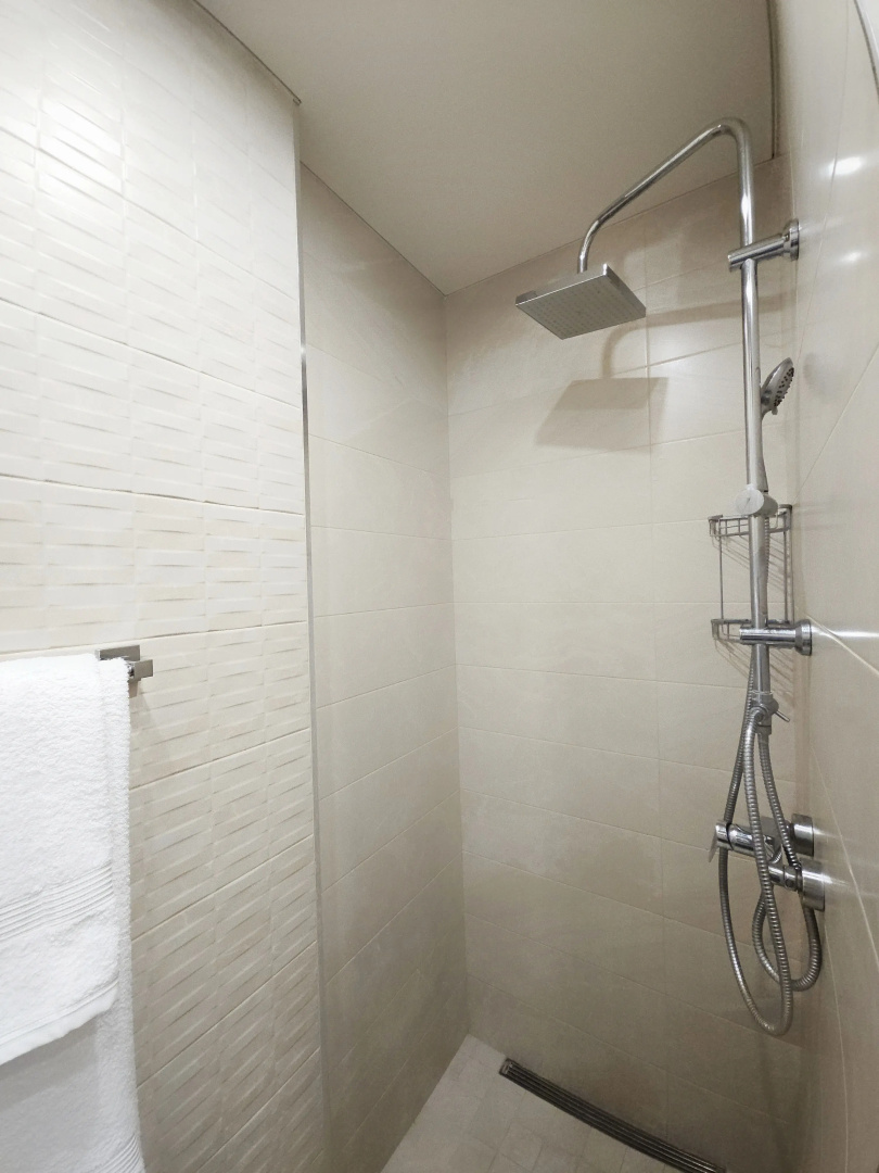 Апартаменты Newly Renovated Condo, Steps to Republic Square