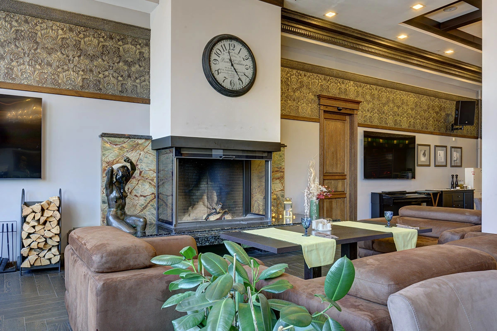 Отель Астро Плаза