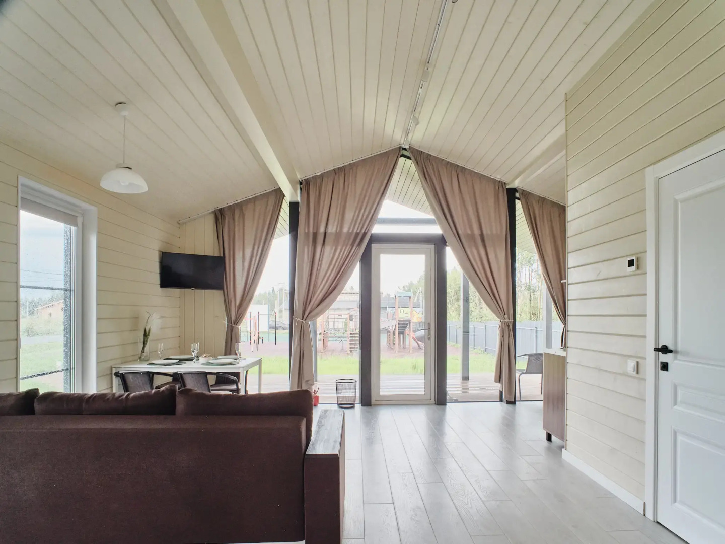 Частный дом с сауной, детской и спортивной площадкой