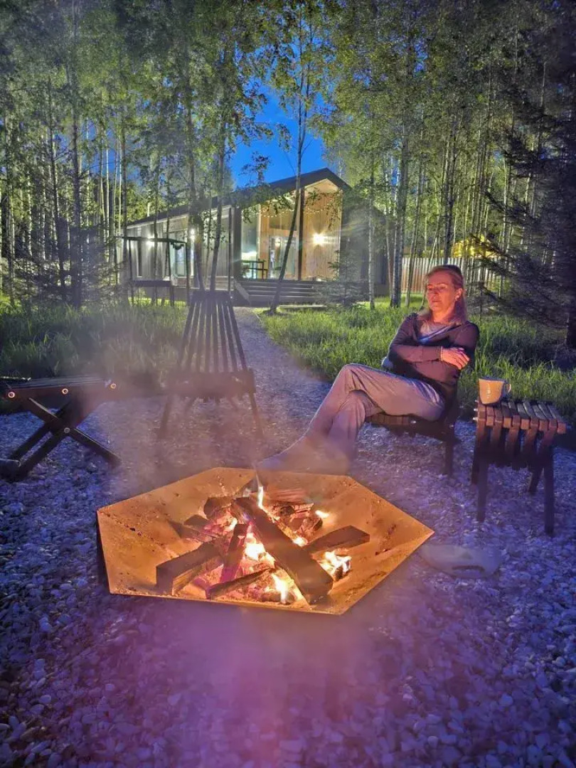 Частный дом Пaноpaмный дом в хвойнoм лесу с сaуной