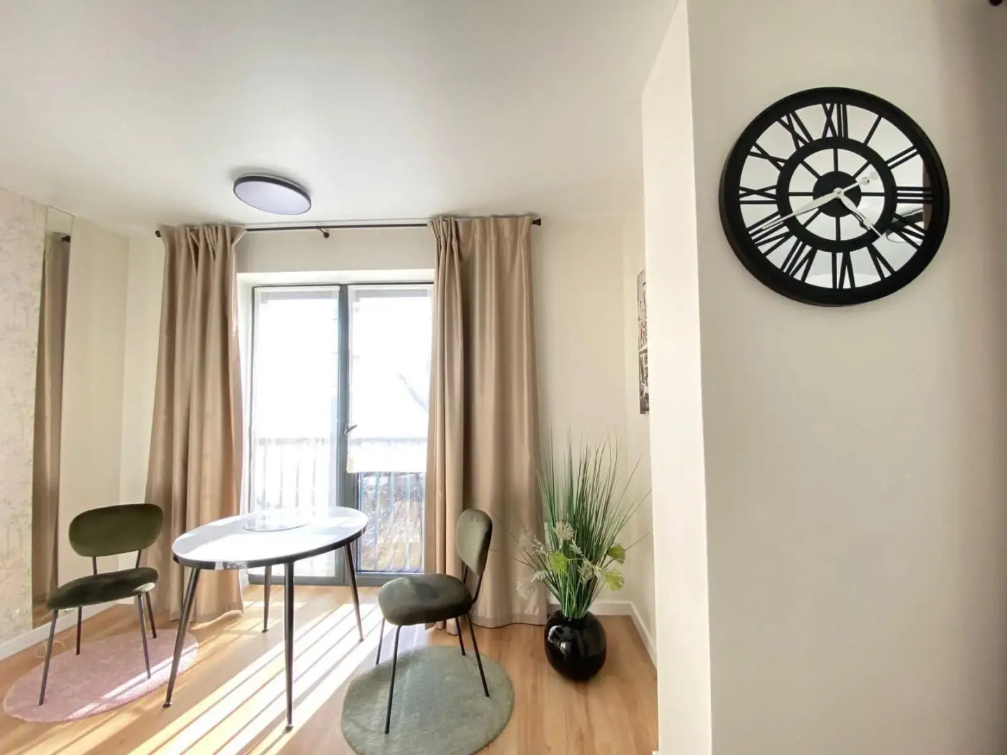 Апартаменты у берега моря с видом на парк