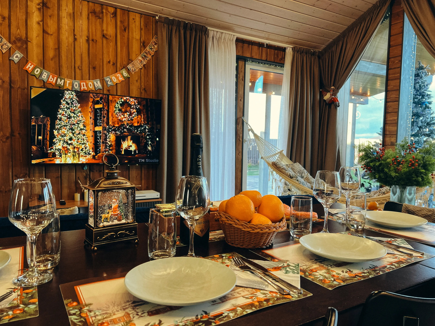 Частный дом с панорамными окнами с выходом на террасу и баней на дровах