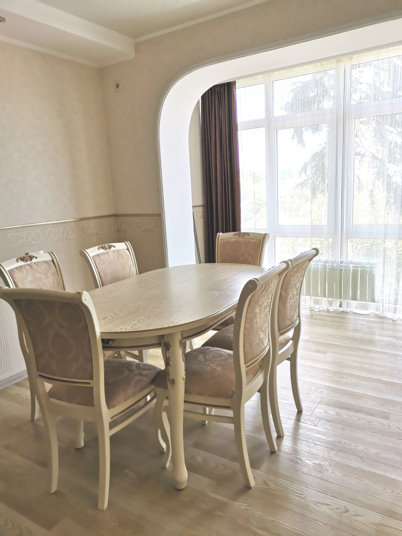 Квартира Шикарная в Центре Города с Двумя Спальнями