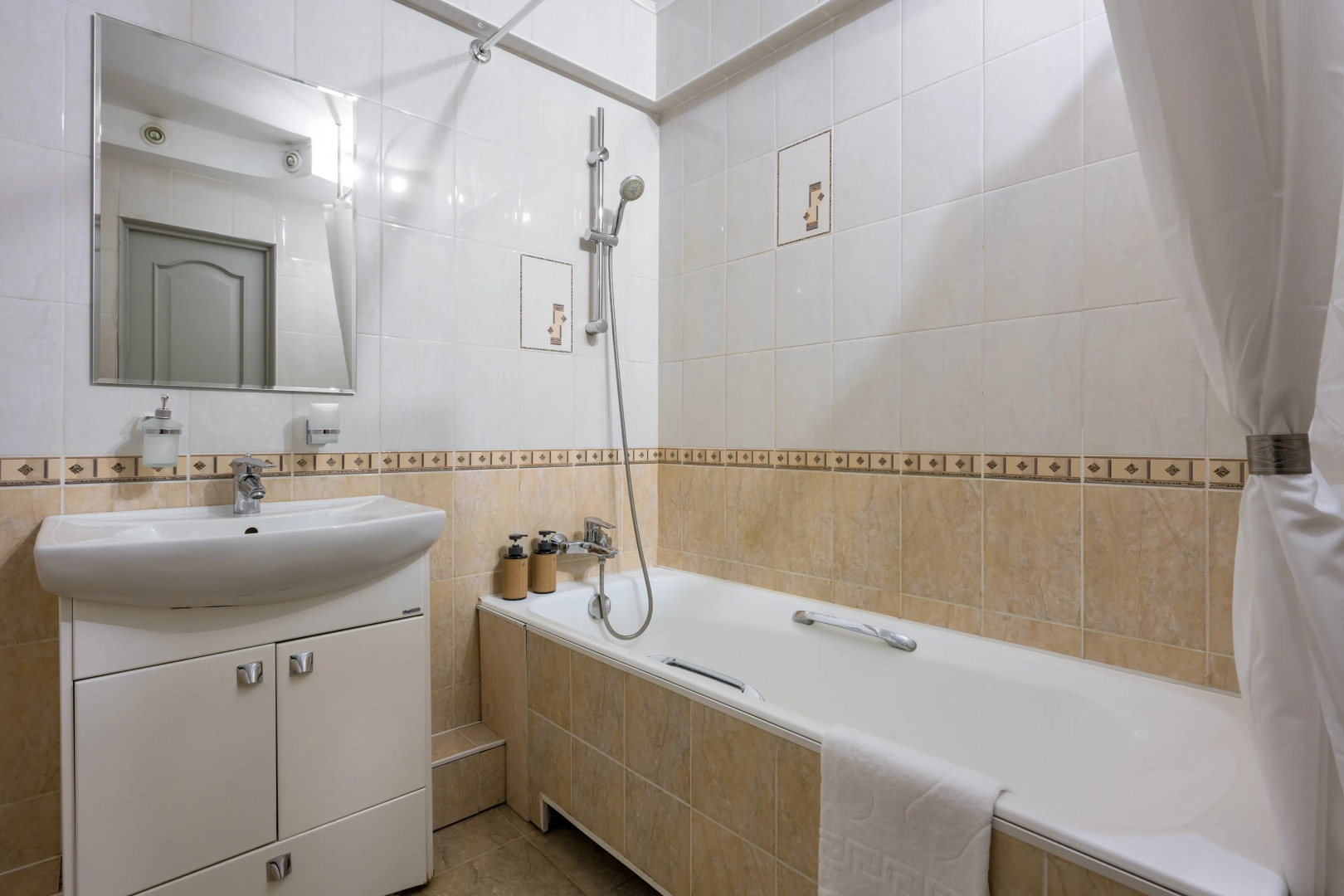 Квартира Просторная с зоной отдыха на балконе последнего этажа с видом на тихий двор