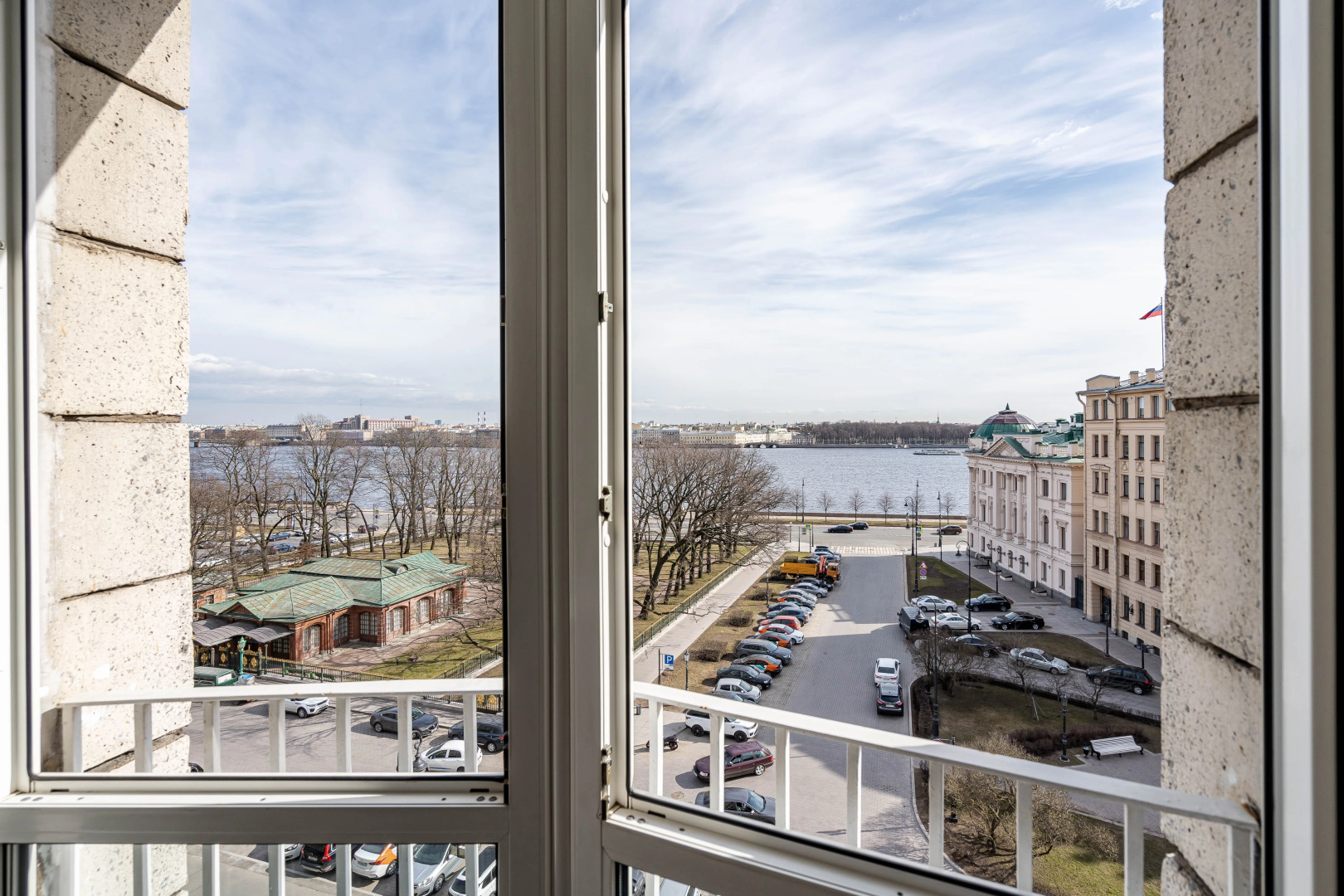 Апартаменты Четырехкомнатные YOUR APART с видом на домик Петра 1 и Неву