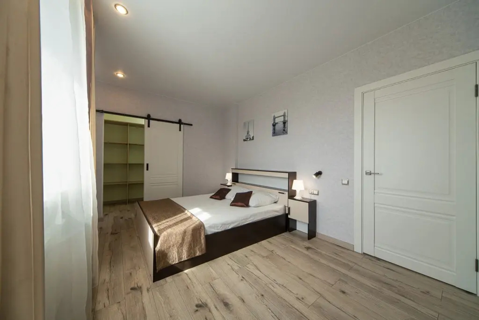 Квартира от компании Хоум Отель на Ново- Садовой  215Б