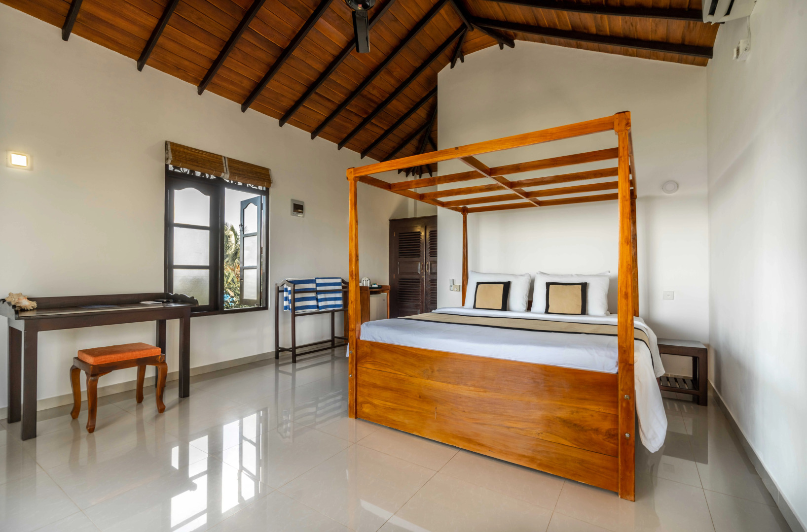 Курортный отель Ananthaya Beach