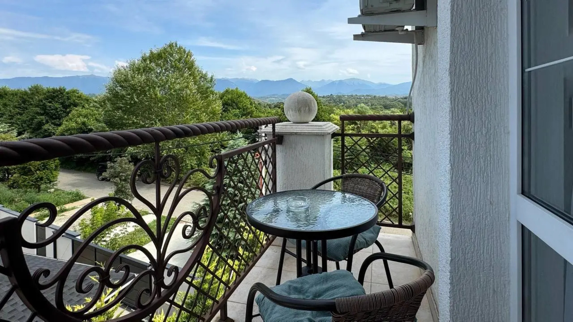 Квартиры с балконами и видом на горы на Мелетяна 5а 2