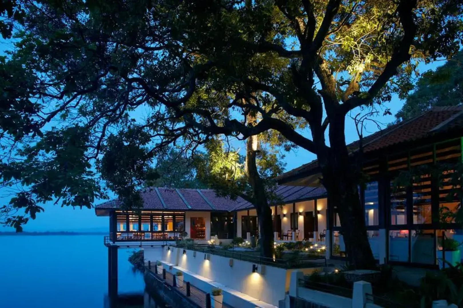 Отель EKHO Lake House - From Colonial Bungalow to Royal Retreat