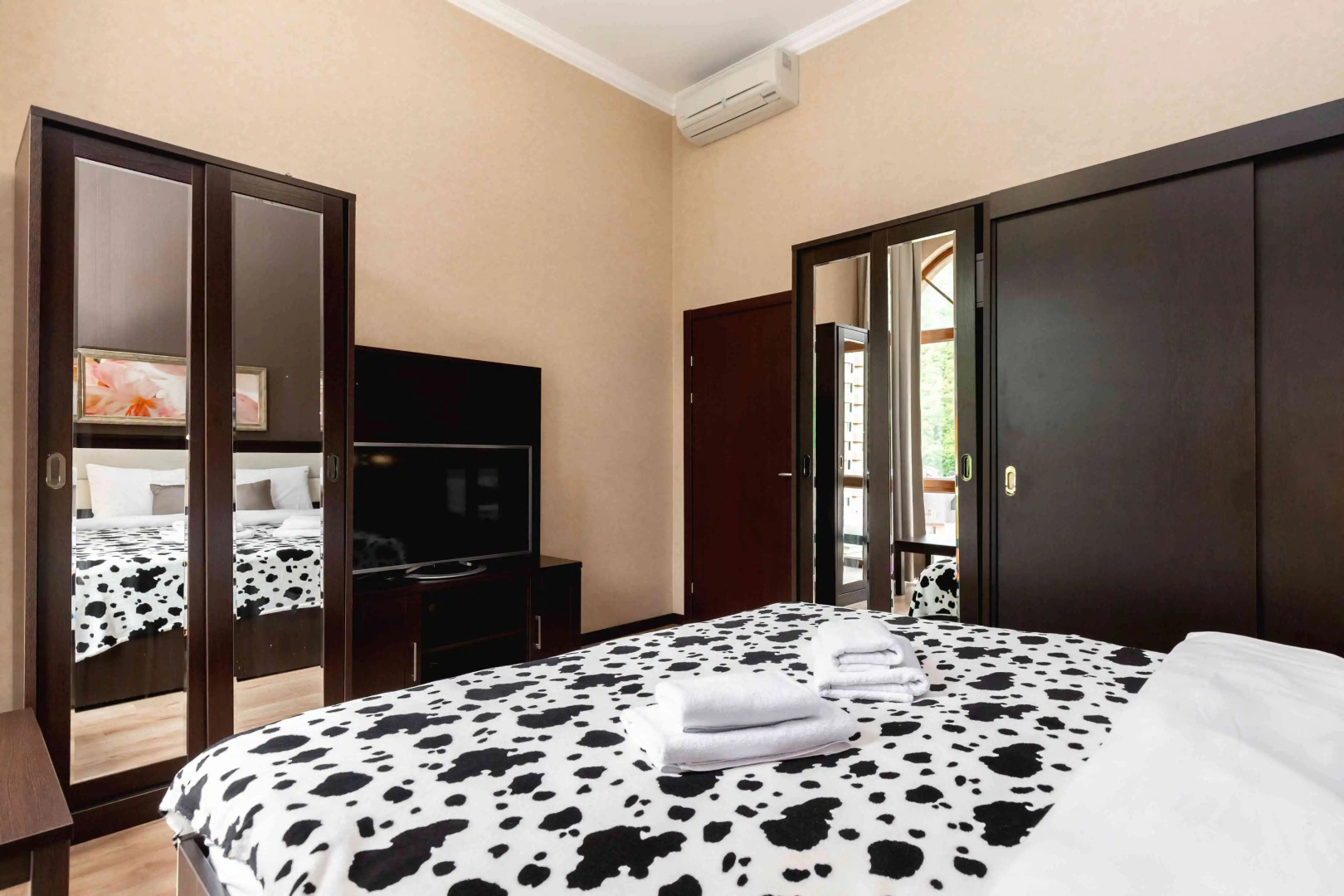 Апартаменты Море Апартаментов на набережной Времена Года