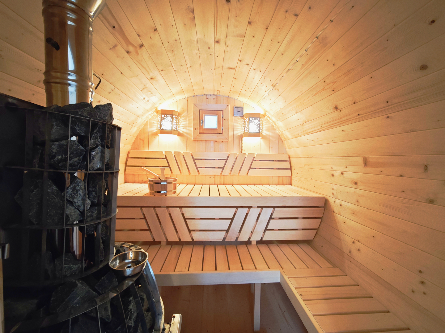 Частный дом с баней и камином