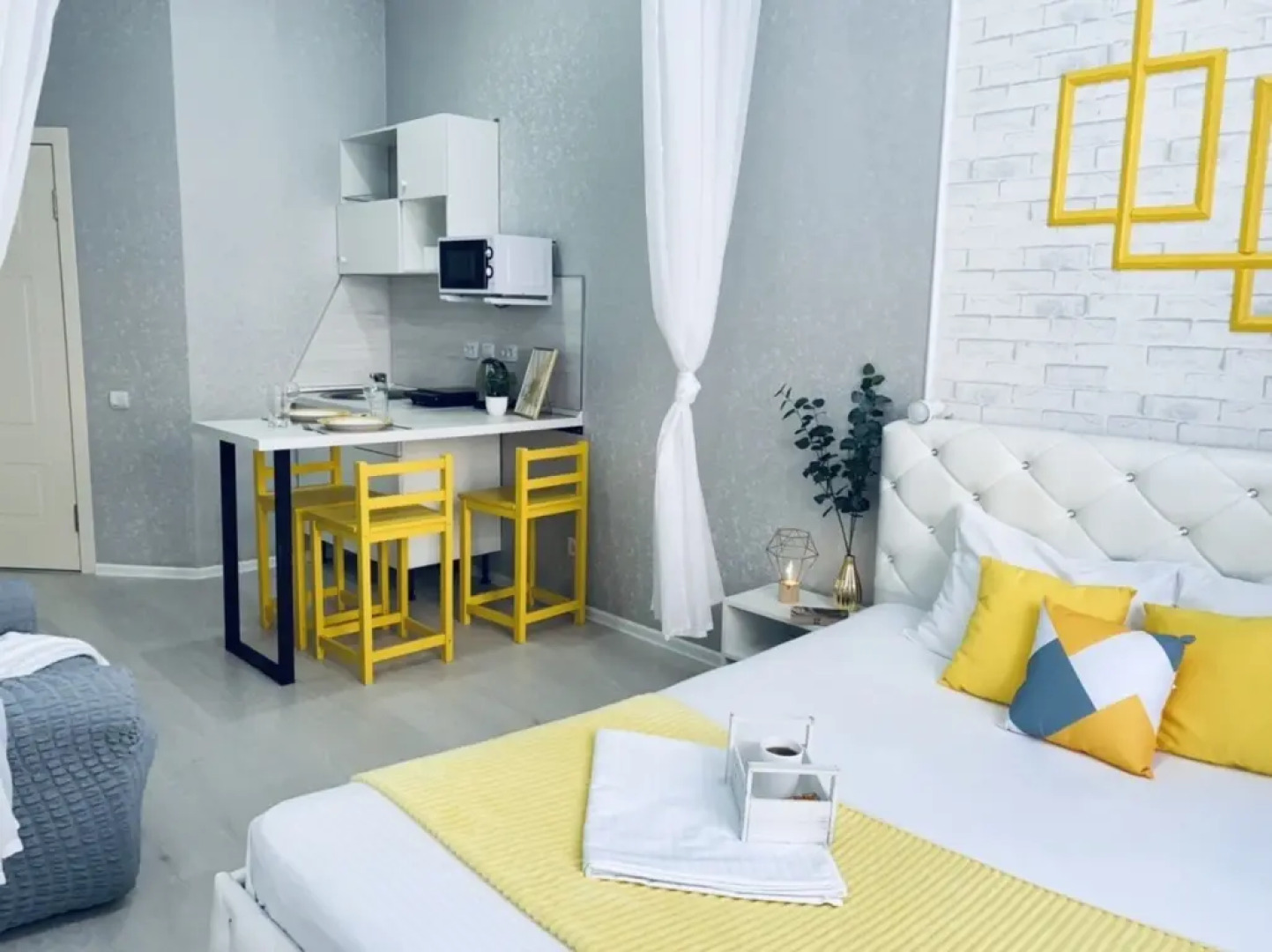 Студия Лимон возле парка и лебединого озера