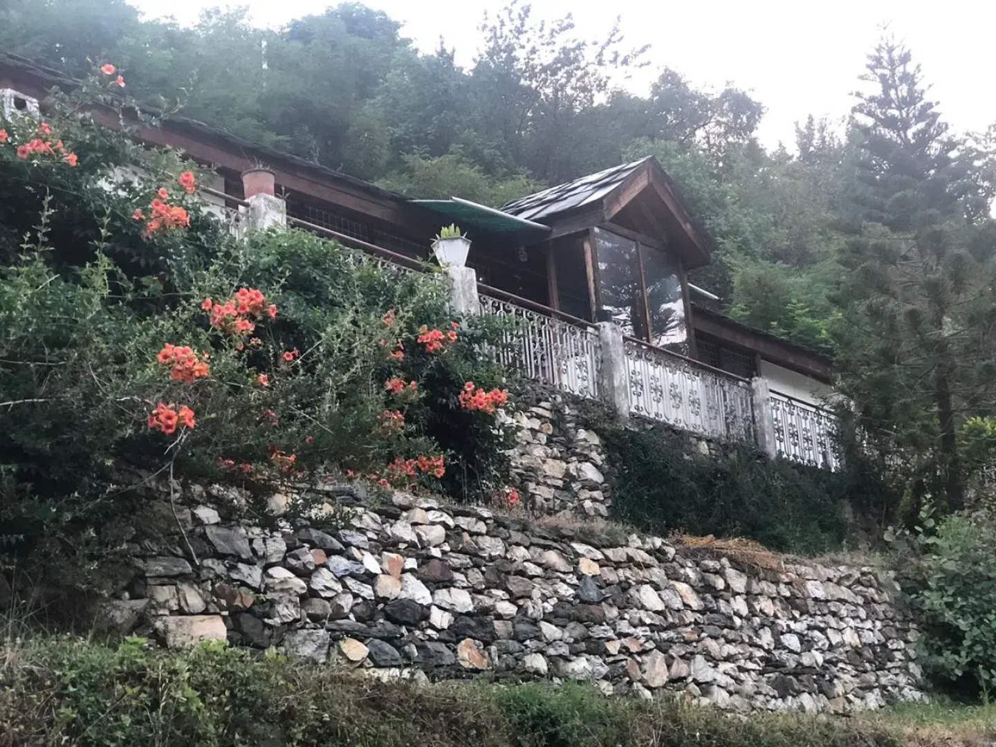 Barda Estate Tirthan Villa	