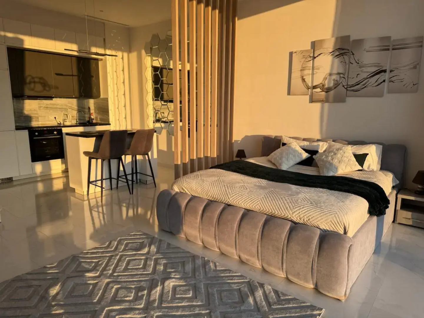 Апартаменты Sky City Moscow Уютная студия с подсветкой и Аэрохоккеем в Москва Сити! Закатная сторона!