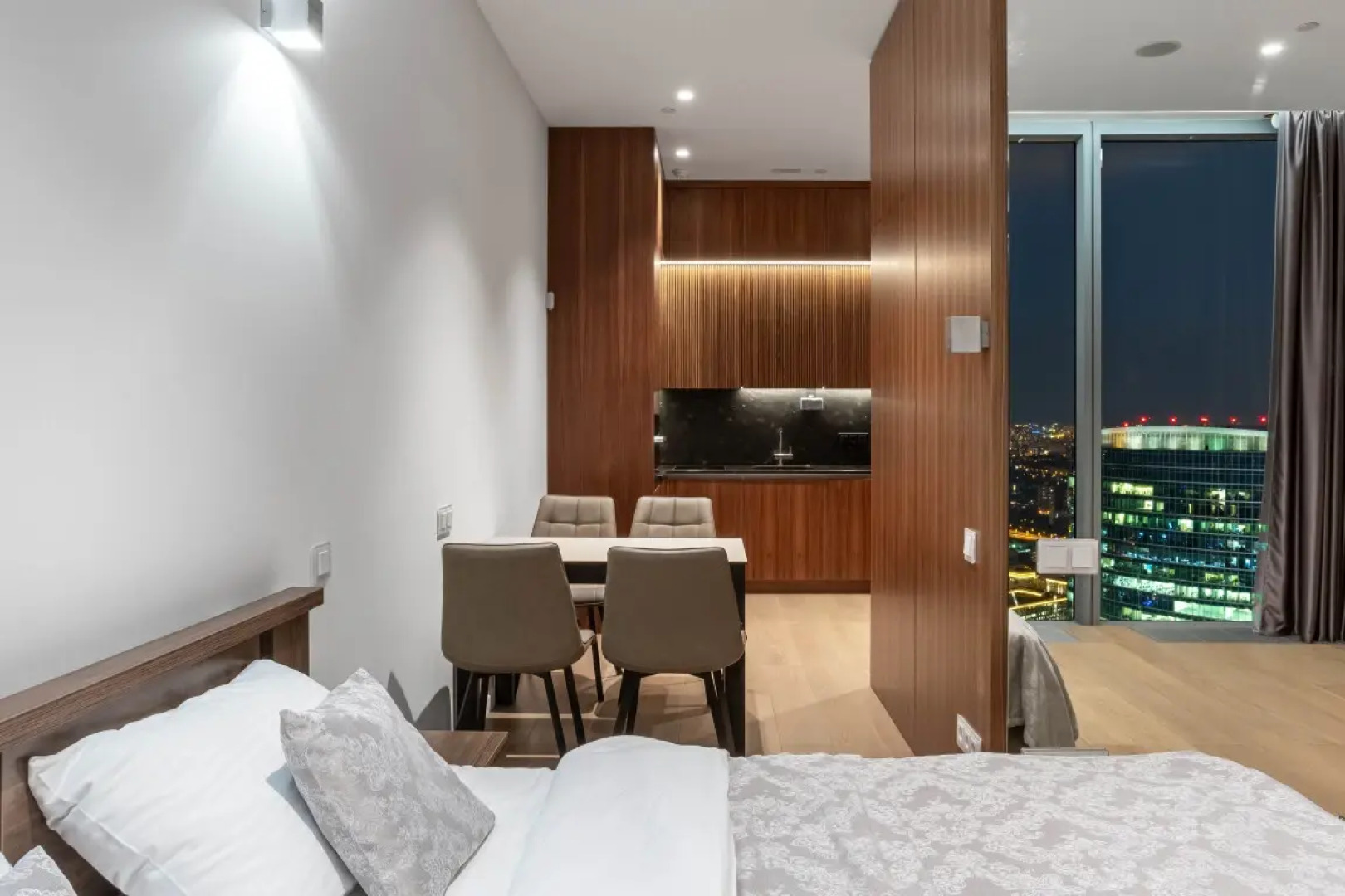 Студия для двоих на 74-м этаже