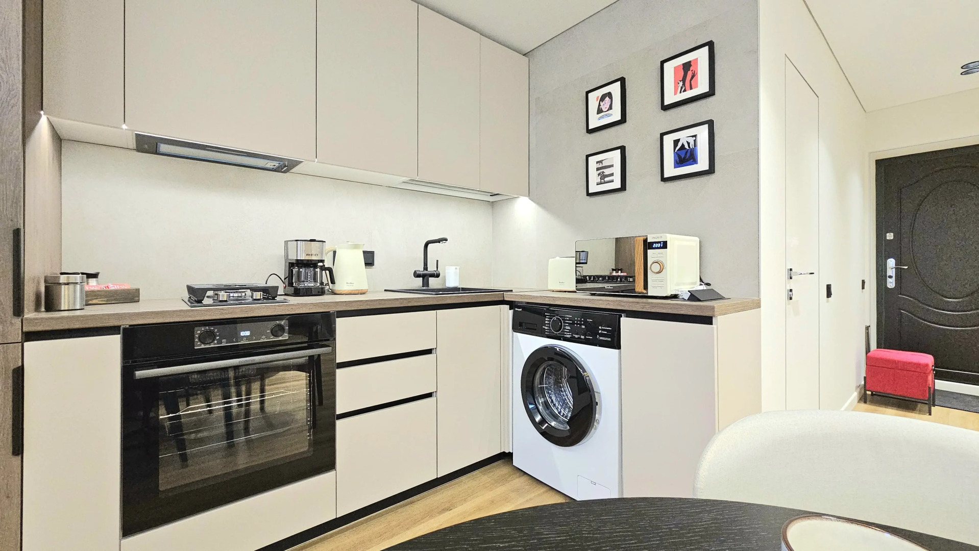 Квартира с Дизайнерским Ремонтом в Центральной Части Города от Urban Apartments