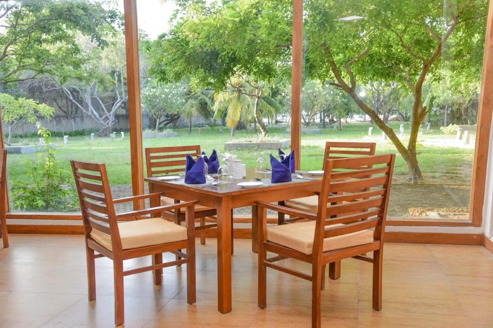 Отель Breeze Pasikudah Resort