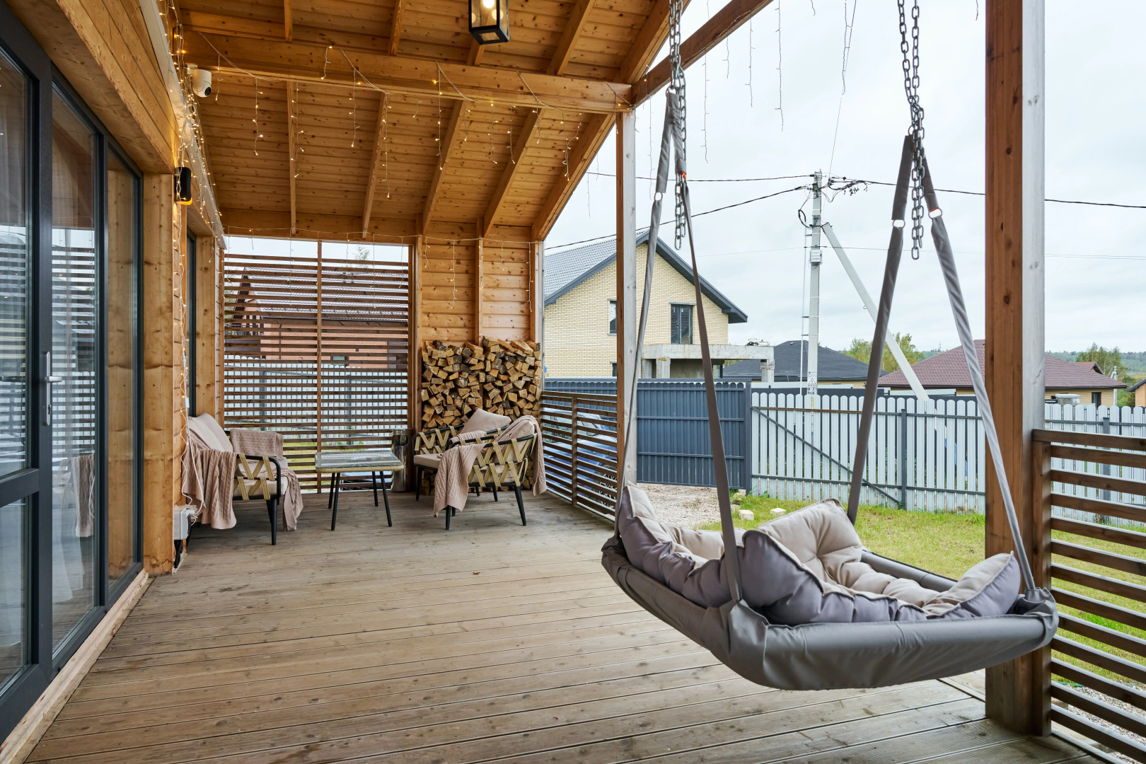 Частный дом с панорамными окнами у озера