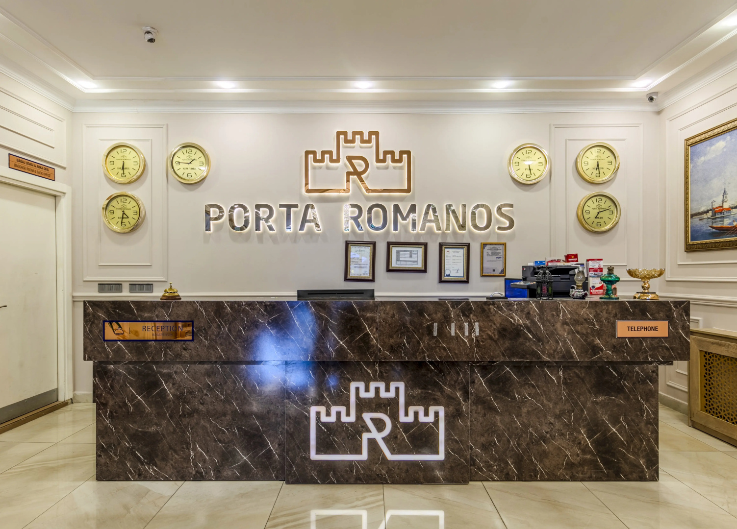 Porta Romanos Hotel