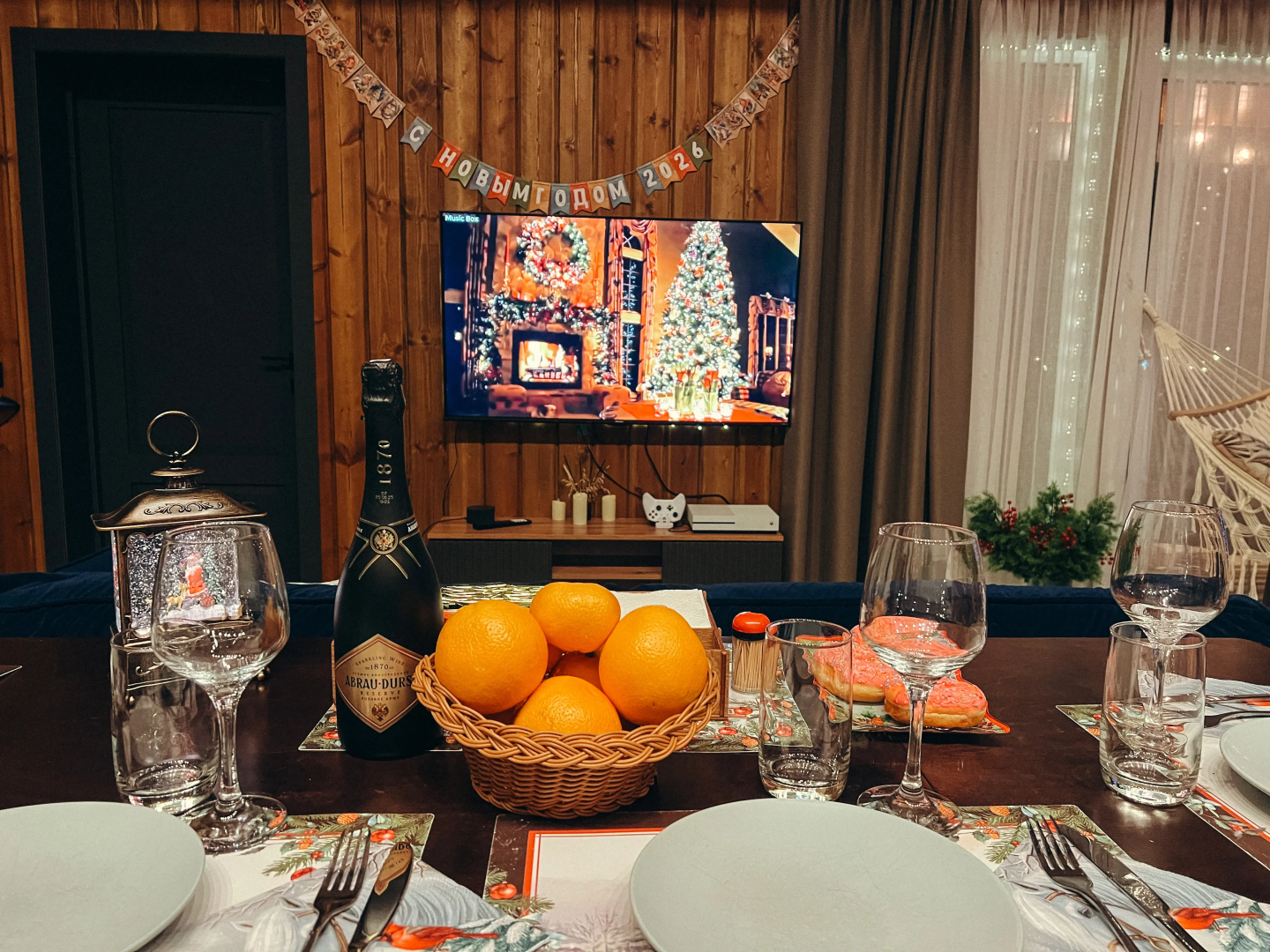 Частный дом с панорамными окнами с выходом на террасу и баней на дровах