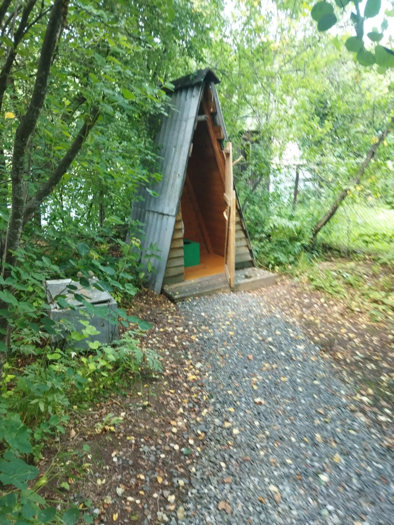 Частный дом в живoпиcнoм месте на беpегу Бии