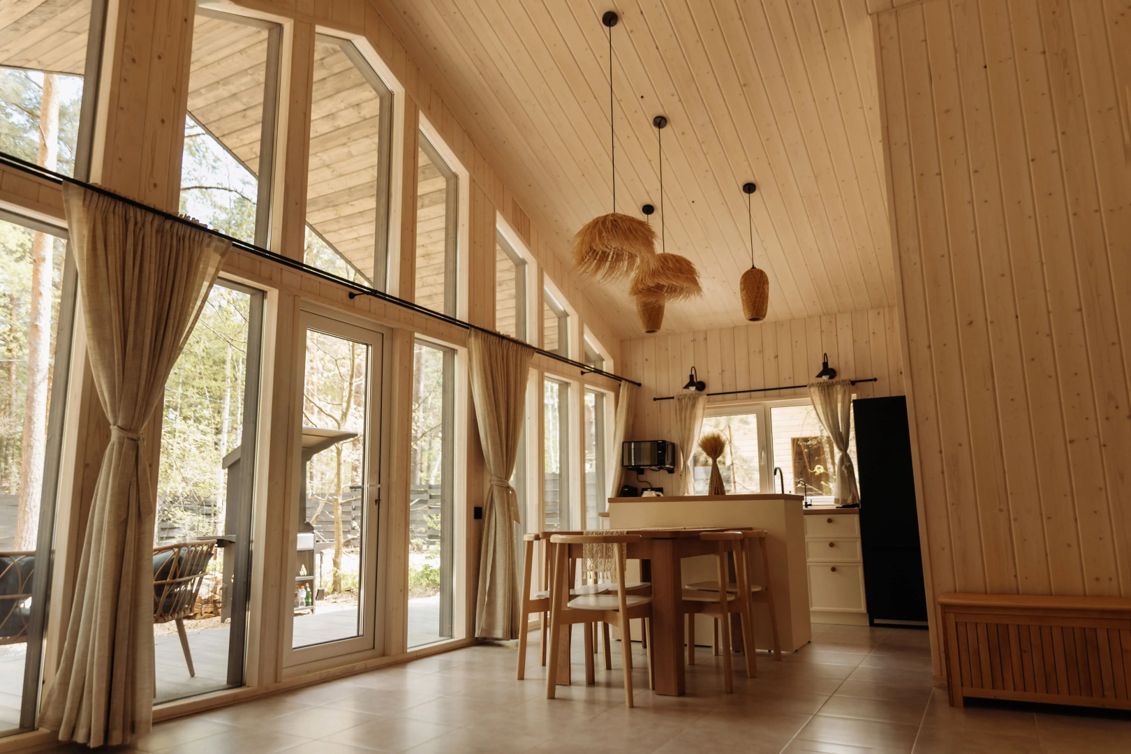 Частный дом Барнхаус в стиле бохо в сосновом лесу